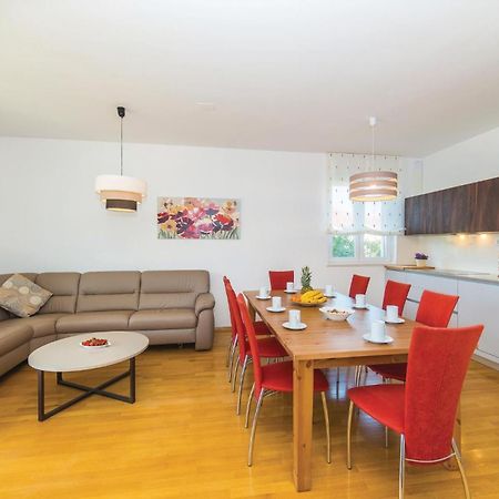 1 Bedroom Stunning Apartment In Kastel Gomilica Каштела Экстерьер фото