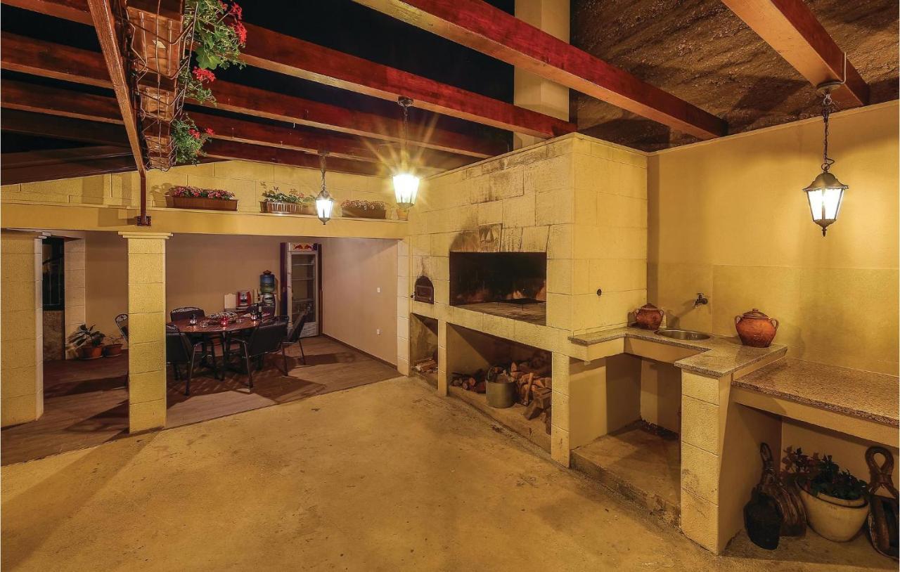 1 Bedroom Stunning Apartment In Kastel Gomilica Каштела Экстерьер фото