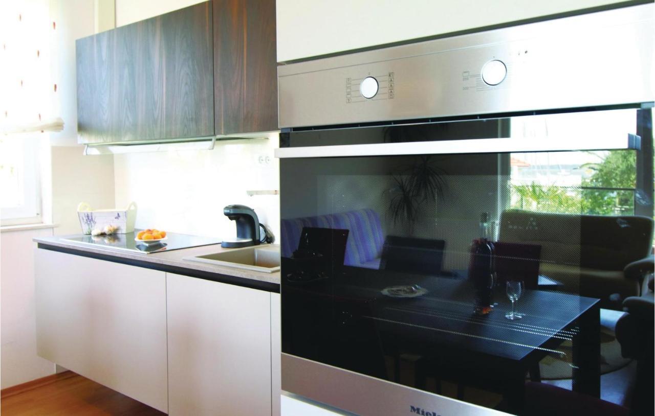 1 Bedroom Stunning Apartment In Kastel Gomilica Каштела Экстерьер фото