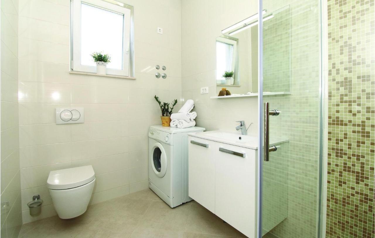 1 Bedroom Stunning Apartment In Kastel Gomilica Каштела Экстерьер фото