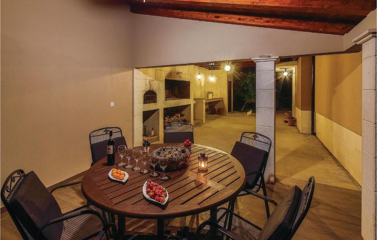 1 Bedroom Stunning Apartment In Kastel Gomilica Каштела Экстерьер фото