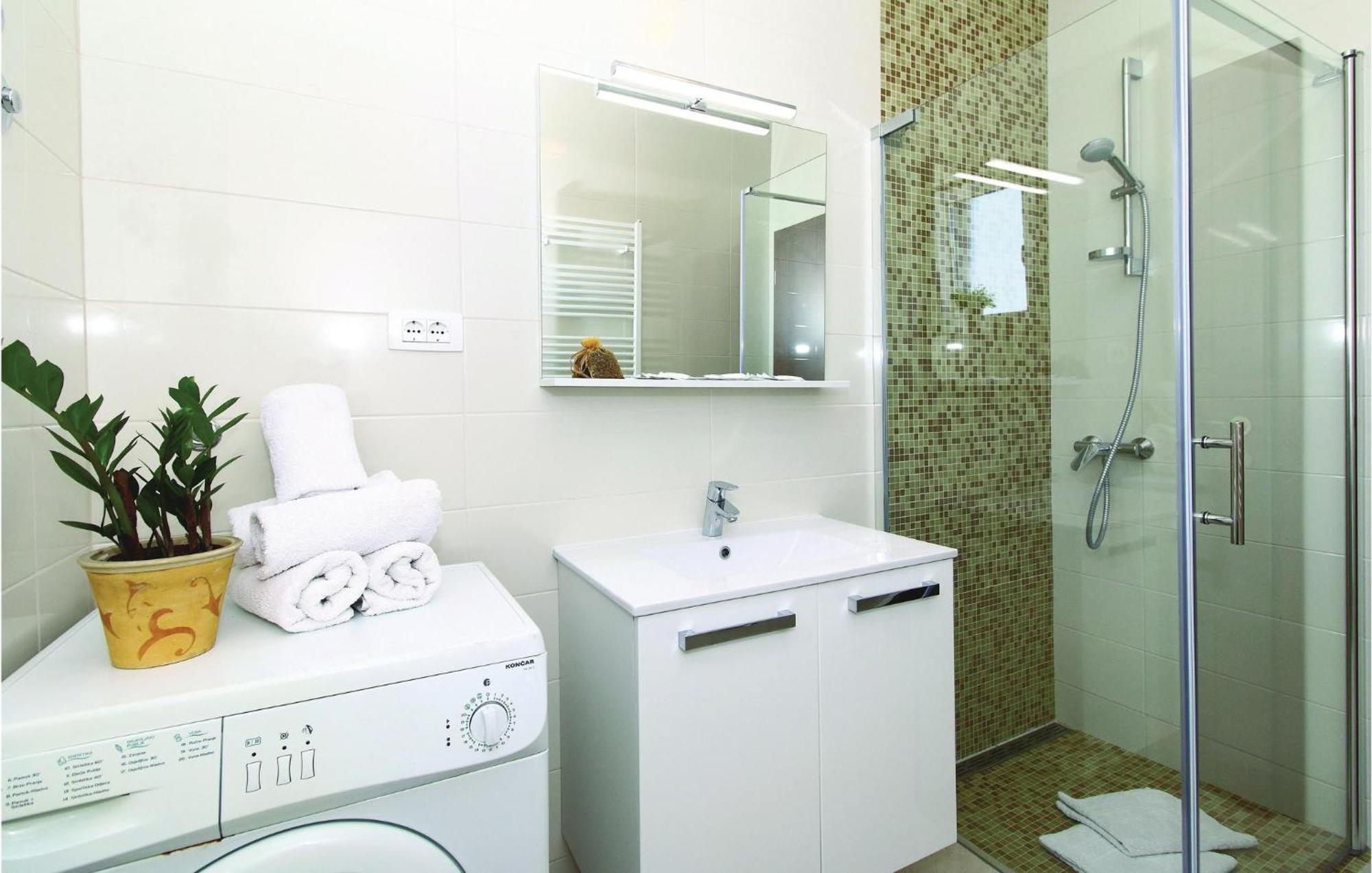 1 Bedroom Stunning Apartment In Kastel Gomilica Каштела Экстерьер фото